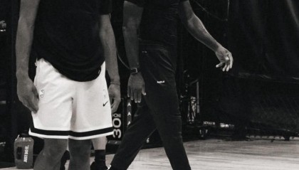 老鹰官方晒出詹姆斯和杰伦·约翰逊训练照：互相切磋